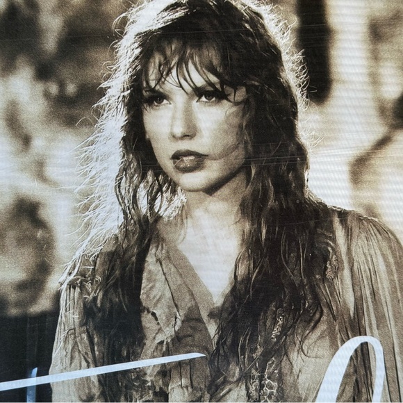 Taylor Swift The Tortured Poets Department: In Focus Poster Book - Picture 3 of 7